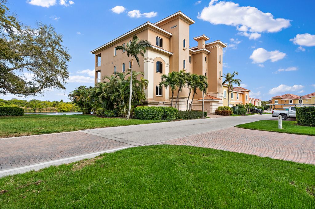 Listing Photos - 43 Bayview Ct, St. Petersburg, FL 33711, USA1