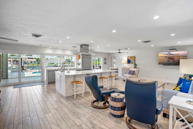 Exterior and Interior Photos 4329 40th St S, St. Petersburg, FL 33711, USA -3