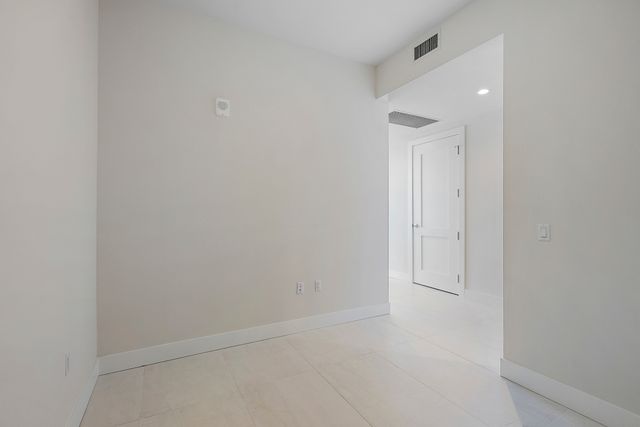 301 1st St S, St. Petersburg, FL 33701, USA 110631-5