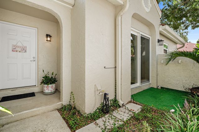 Exterior and Interior Photos 562 Andorra Ct NE, St. Petersburg, FL 33703, USA 5