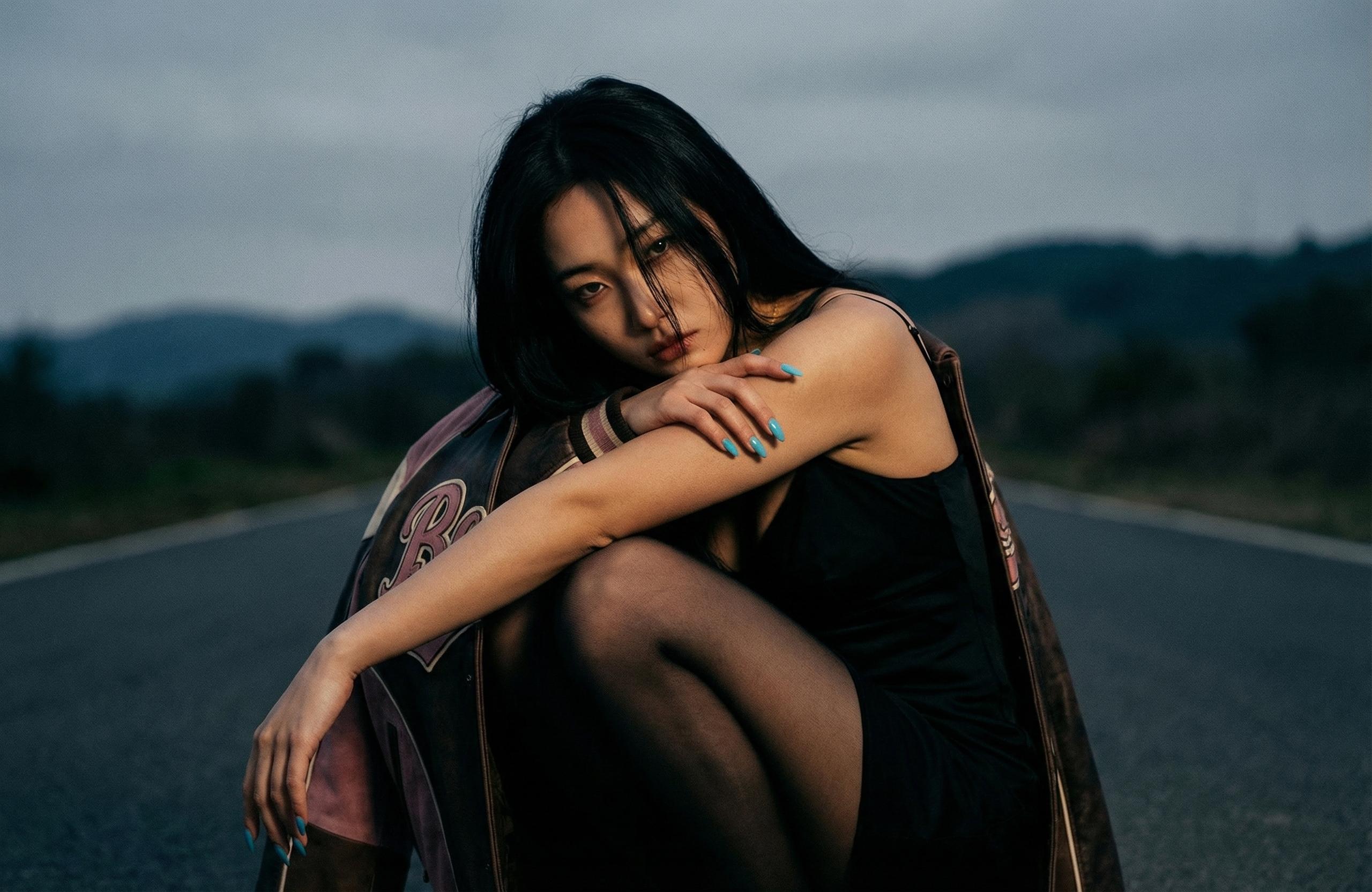 Model pose 3