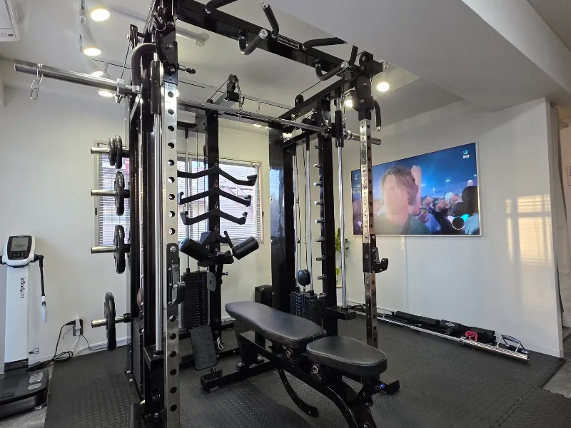 スミスマシンで安全に多彩なトレーニング