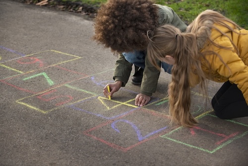 Activités en crèche : ce que votre enfant apprend chaque jour