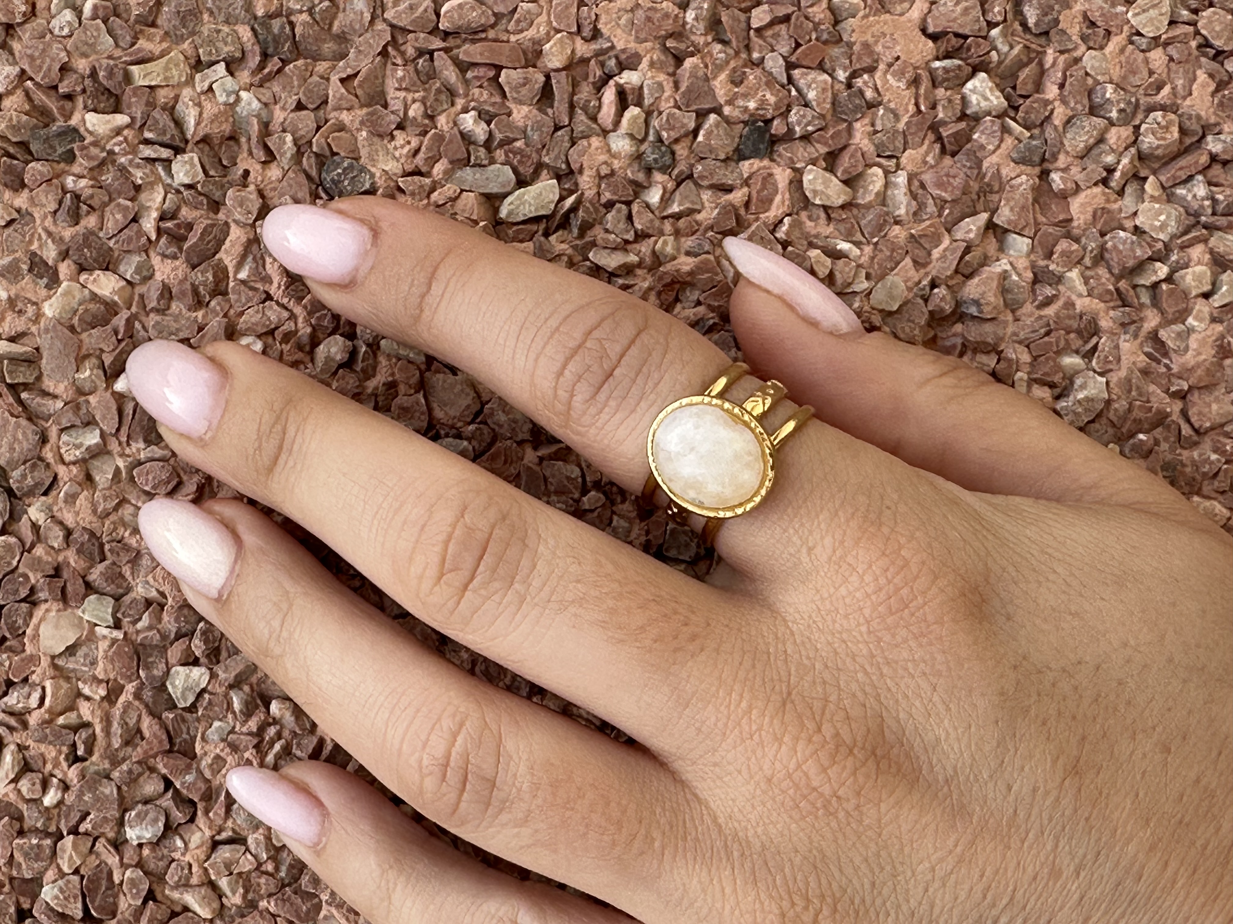 Producto Bella Bruja: Anillo piedra luna