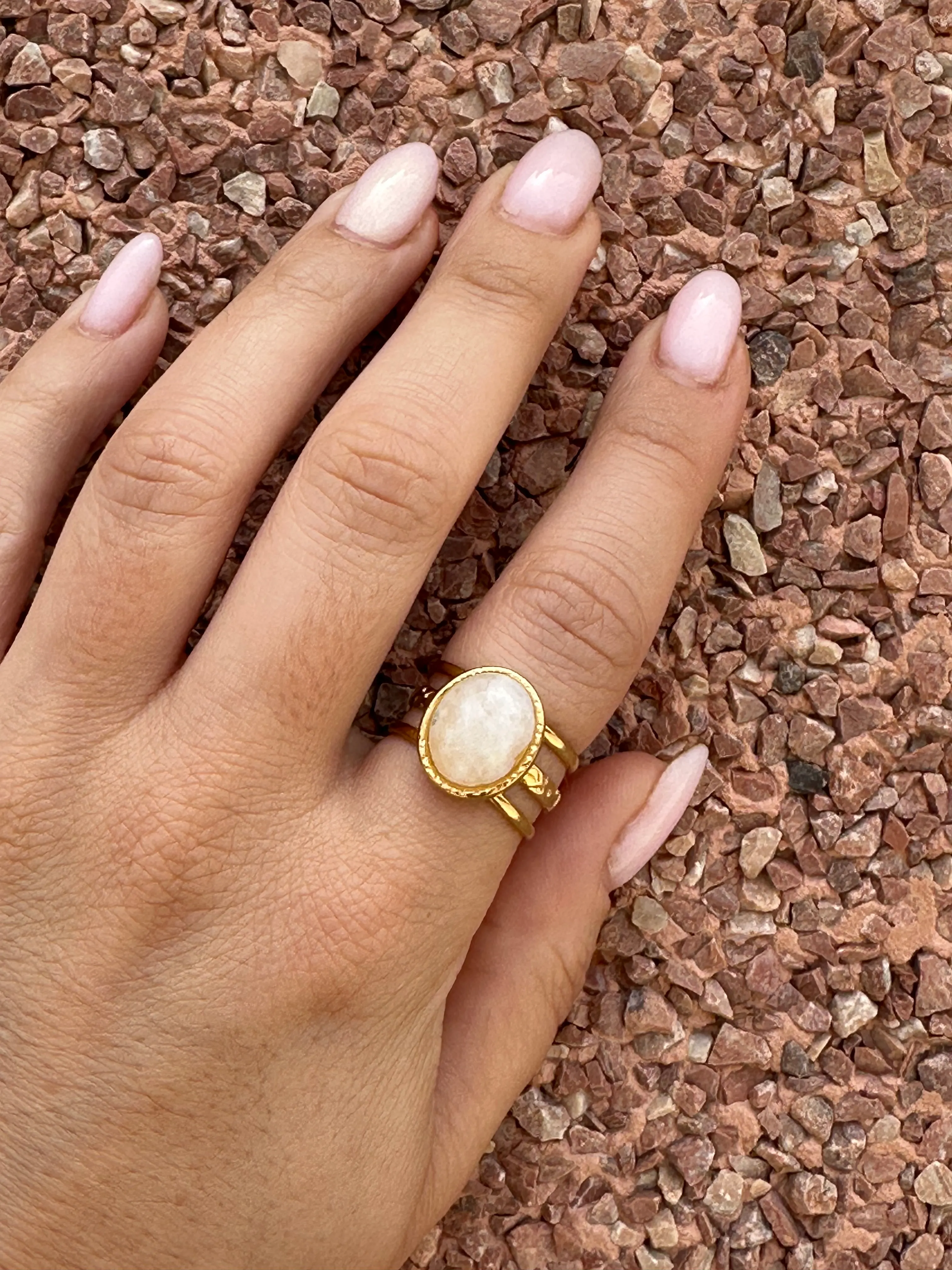 Producto Bella Bruja: Anillo piedra luna
