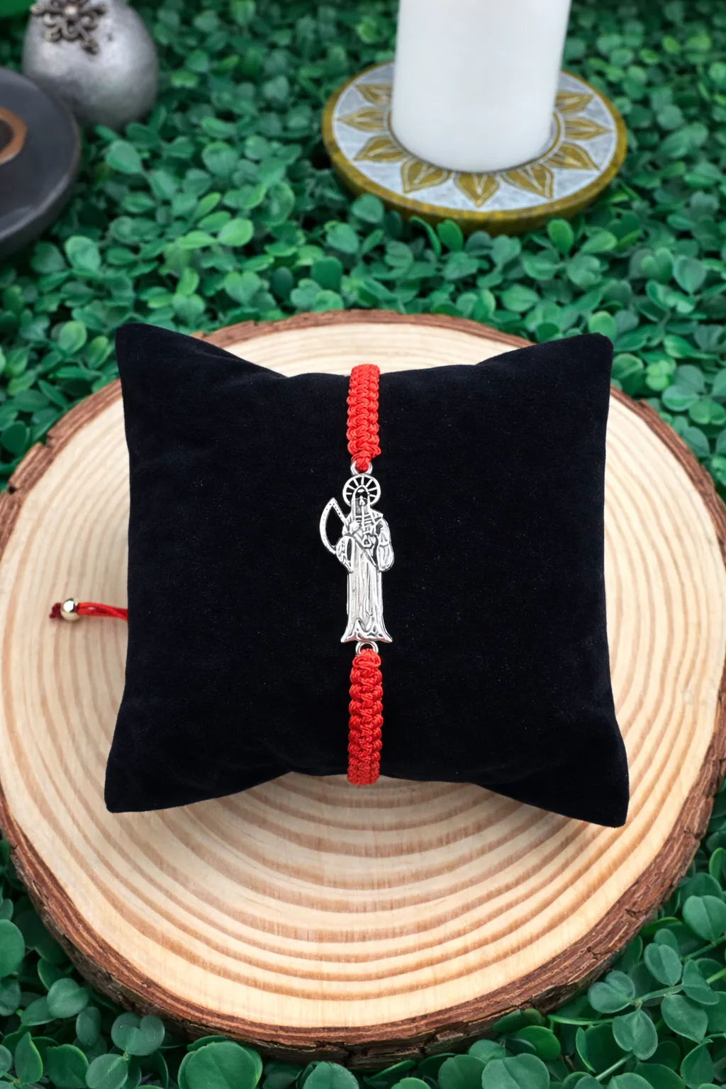 Producto Bella Bruja: Pulsera Santa Muerte Hilo Rojo, Protección, Fuerza y Corte de Enemigos