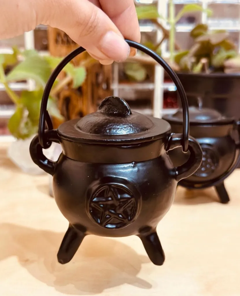 Producto Bella Bruja: CALDERITO BRUJA PEQUEÑO HIERRO FUNDIDO