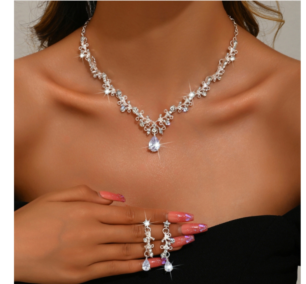 Sparkling diamond necklace