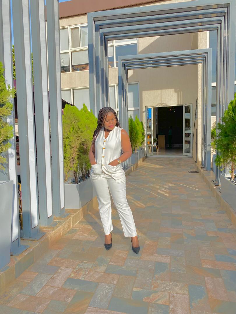 SLEEVELESS SUIT