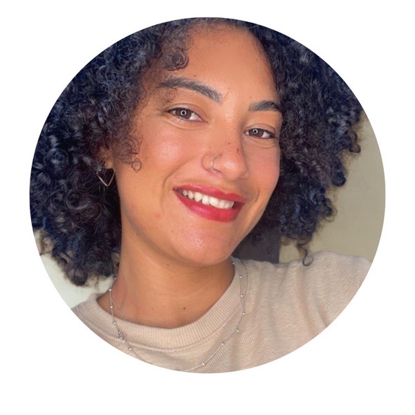 Tranças do Poder - Elieide Andrade  - Fundadora do Tranças do Poder Especialista em tranças afro, educadora e empreendedora apaixonada por empoderar mulheres por meio da beleza, cultura e autoestima. À frente do Tranças do Poder, compartilho conhecimento, tradição e inovação, transformando vidas com cada trança.