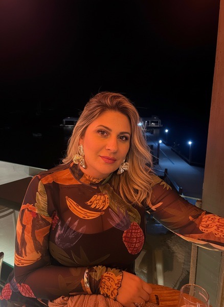 Ursula Cassino - Cabeleireira e maquiadora - Embaixadora Beauty Fair, visagista especialista em mechas e colorimetria em todos os tipos de cabelos. pentiadista e Maquiadora certificada, criando todos os tipos de maquiagem. Cabelo de noiva + maquiador apaixonado, planejando os looks de noiva dos seus sonhos.