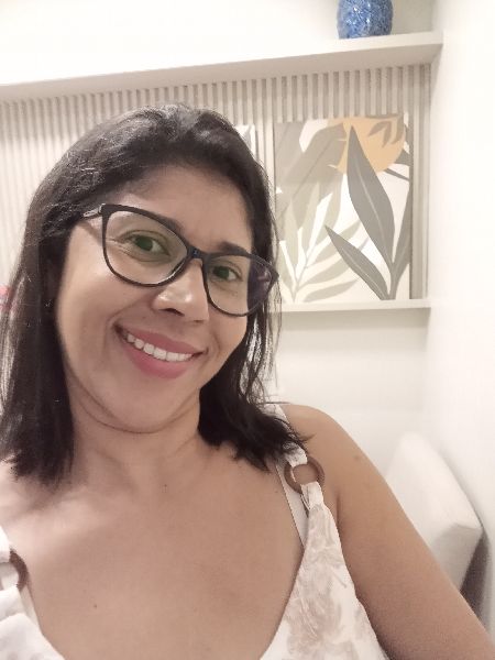 Helen Cardoso - Massoterapia - A massoterapia consiste em técnicas de manipulação corporal. Melhorar a saúde, promove equilíbrio corporal e energético e oferece sensação geral de bem-estar.