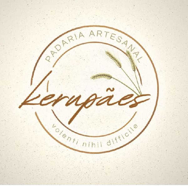 KeruPaes - Padaria - Meu nome é Keruline, sou formada em Gestão de Imóveis, dona de casa, casada e uma mãe em formação. O meu grande sonho era conquistar uma posição em um universo que era predominantemente masculino. Então, me formei e especializei, atuei durante 10 anos no setor imobiliário até que descobri que alguém estava a caminho. Na gestação me redescobri como indivíduo, os meus sentidos e ambições se refinaram. O meu corpo e o meu ser se adapataram, para esperar a chegada do meu filho.É assim ele chegou, antes do tempo, o Arthur nasceu prematuro, um guerreiro desde seu primeiro minuto de vida. Foram vários dias na UTI, noites e mais noites acordada sem poder estar perto do minha cria.Mas Deus não nos abandona, sempre com fé, meu filho deu a alta com quase 30 dias hospitalizado. Inspirava muitos cuidados mas, venceu! Depois de retornarmos para casa, foram meses de convivência, adaptação, cansaço e amor. Até que eu precisei voltar a minha rotina de trabalho… Mas não aconteceu. Foi o momento de fazer uma escolha e fiz. De amar, proteger e dedicar. Então hoje eu partilho meu trabalho com vocês, com fé , com amor, capricho, cuidado e sabor das minhas escolhas. KeruPaes por Keruline.