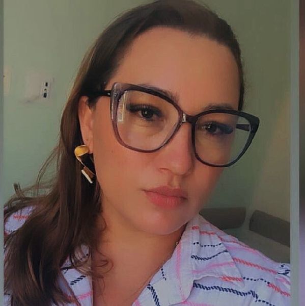 Terapeuta Claudia Aragao - terapeuta especialista no universo emocional feminino - Olá sou a Claudia AragãoTerapeuta Especialista no Universo Emocional Feminino.Dedico-me a apoiar mulheres na jornada de autoconhecimento e empoderamento emocional. Com uma abordagem sensível e integrativa, ajudo minhas clientes a explorarem suas emoções, descobrirem sua força interior e a superarem barreiras que impedem seu bem-estar. Acredito que cada mulher carrega dentro de si uma história única de resiliência e potencial, e meu propósito é iluminar esse caminho de transformação e cura emocional.