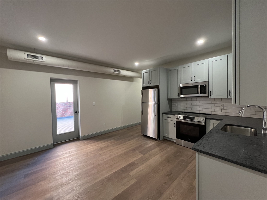 תמונה של הנכס: 160 Seabury St #12, Fall River
