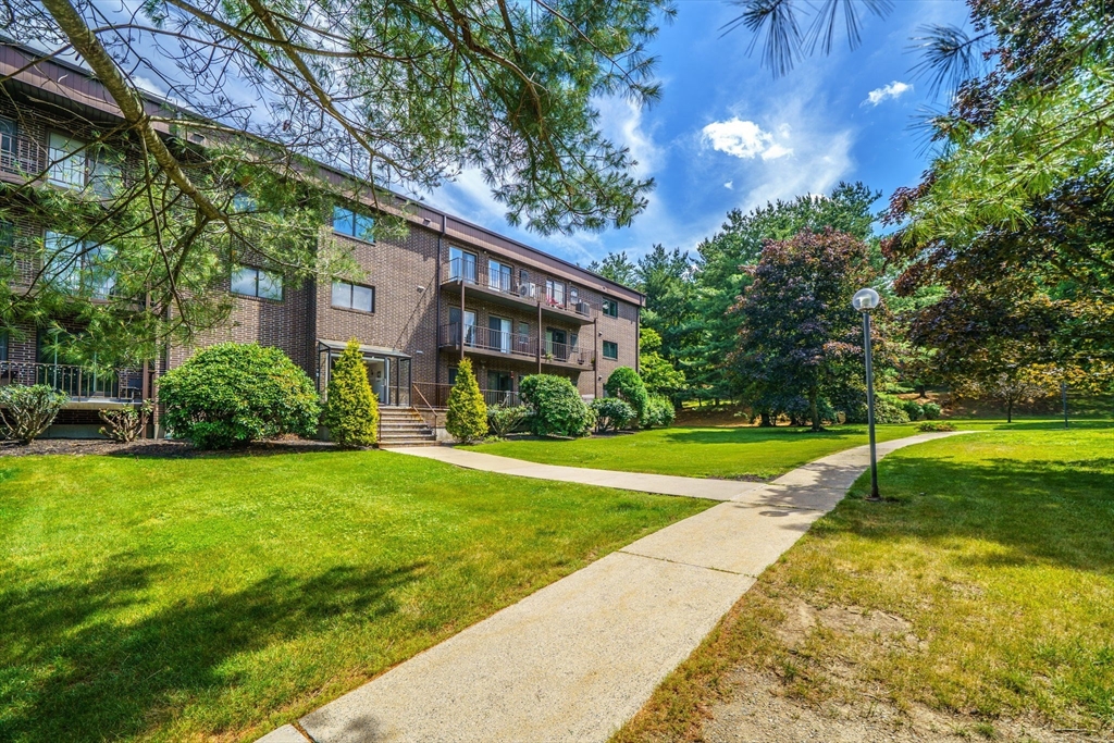 תמונה של הנכס: 8 Ledgewood Way #10, Peabody