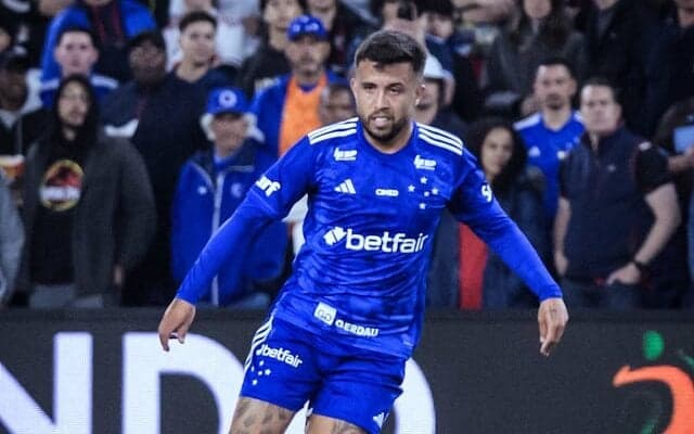 Meia do Cruzeiro volta a treinar com companheiros na Toca