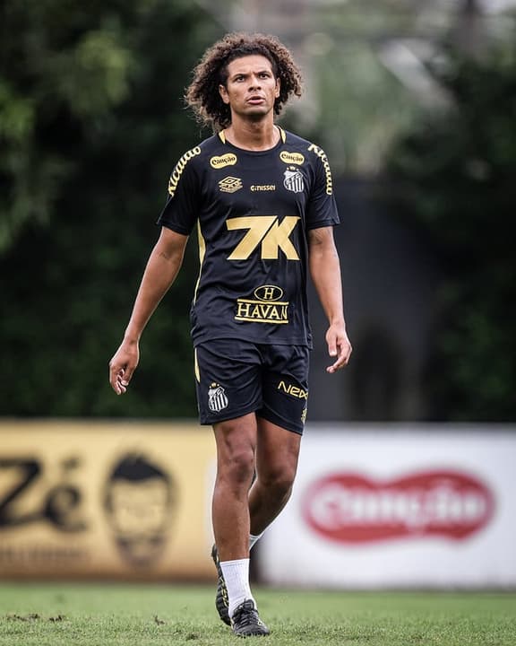 Willian Arão analisa elenco do Santos em apresentação: 'Um time com fome e vontade'
