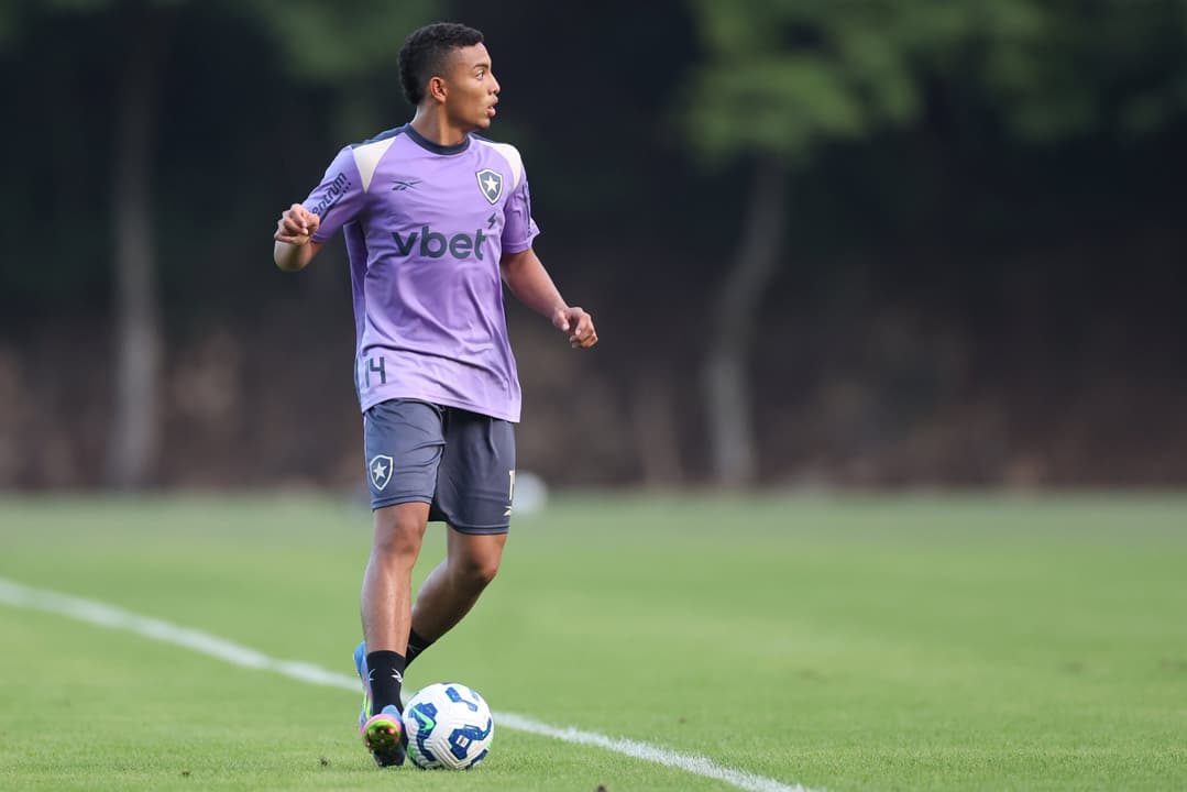 Danilo chega como contratação mais cara da história do Botafogo