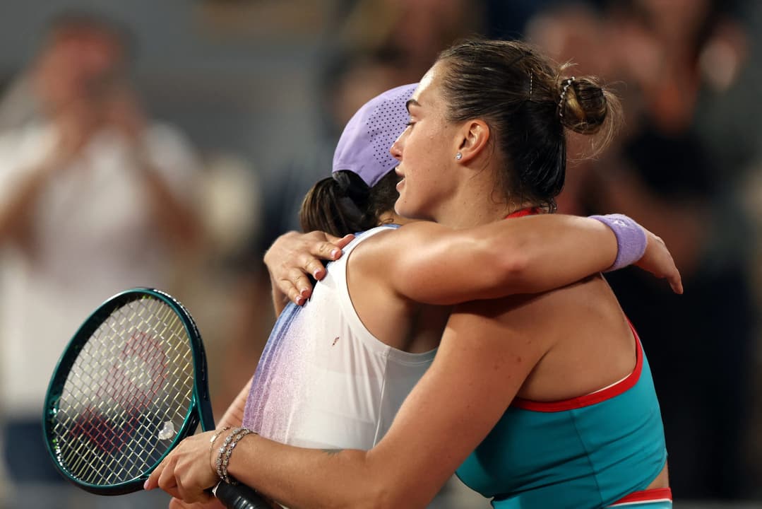 Sabalenka vence Swiatek e avança à final de Roland Garros