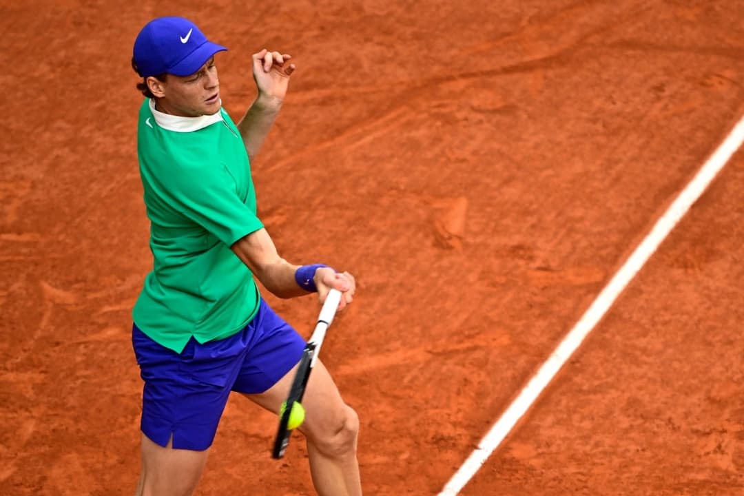 Sinner atinge feito inédito em Roland Garros e desafia Alcaraz