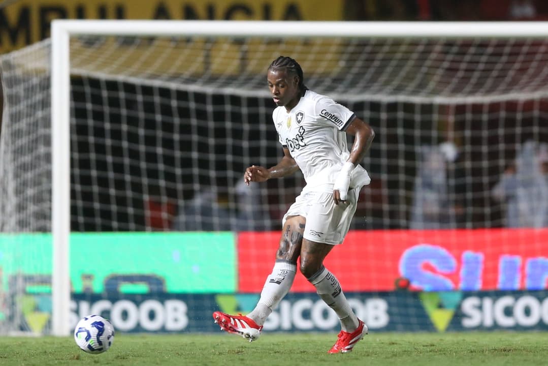 Kaio volta a usar sobrenome Pantaleão e vive expectativa pelo primeiro gol no Botafogo
