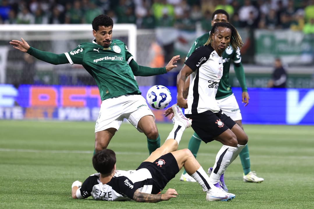 Após lesão no clássico, Carrillo passa por cirurgia e desfalca o Corinthians