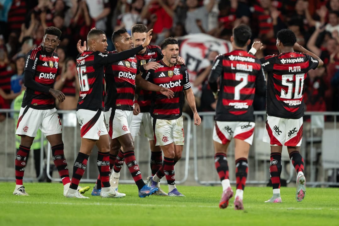 Flamengo espanta crise antes de jogo da Libertadores e amplia números do time de Filipe Luís