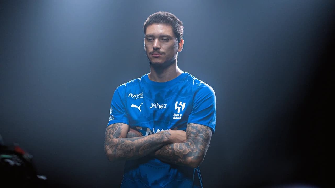 Ex-Liverpool é anunciado como novo reforço do Al-Hilal