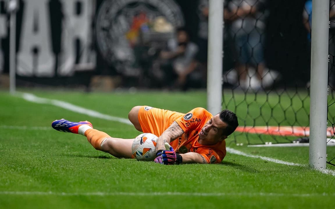 Fábio na frente de Neuer na disputa por prêmio de melhor goleiro do Mundial