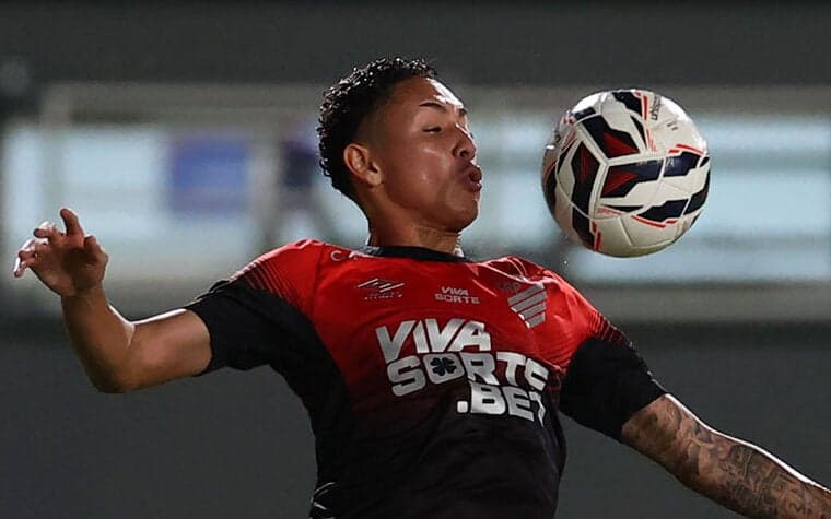De reserva no sub-20 à titular na Série B, Kauã Moraes assume lateral do Athletico