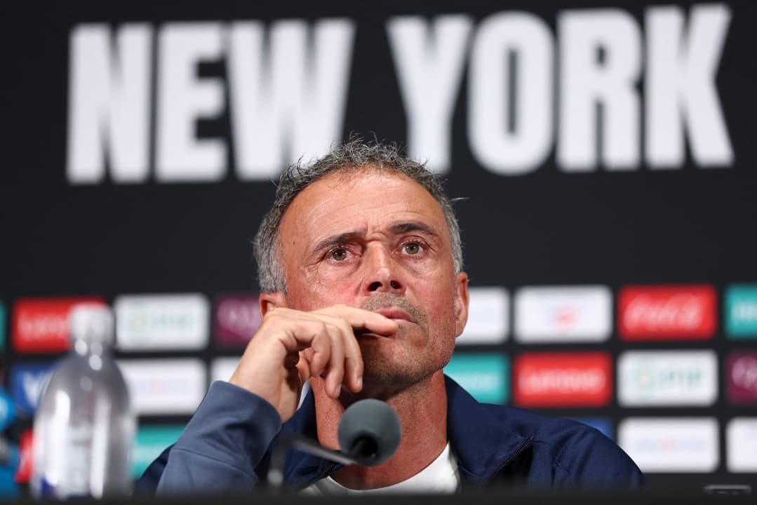 Luis Enrique manda indireta para ex-jogadores do PSG: 'Não queremos uma estrela'