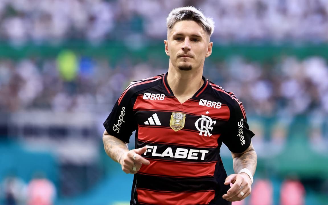 Flamengo renova contrato de Varela; veja os detalhes do novo vínculo