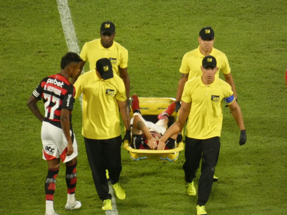 Ayrton Lucas sofre grave lesão em Flamengo x São Paulo
