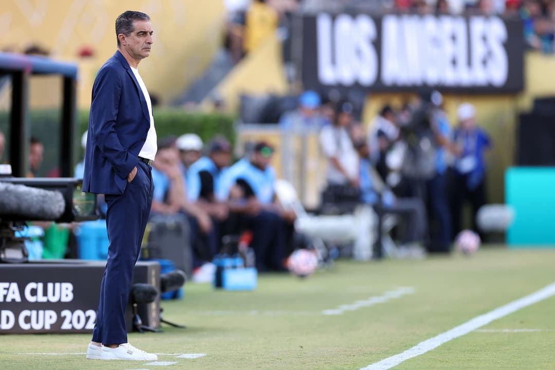 Renato Paiva supera desconfiança e cresce com o Botafogo