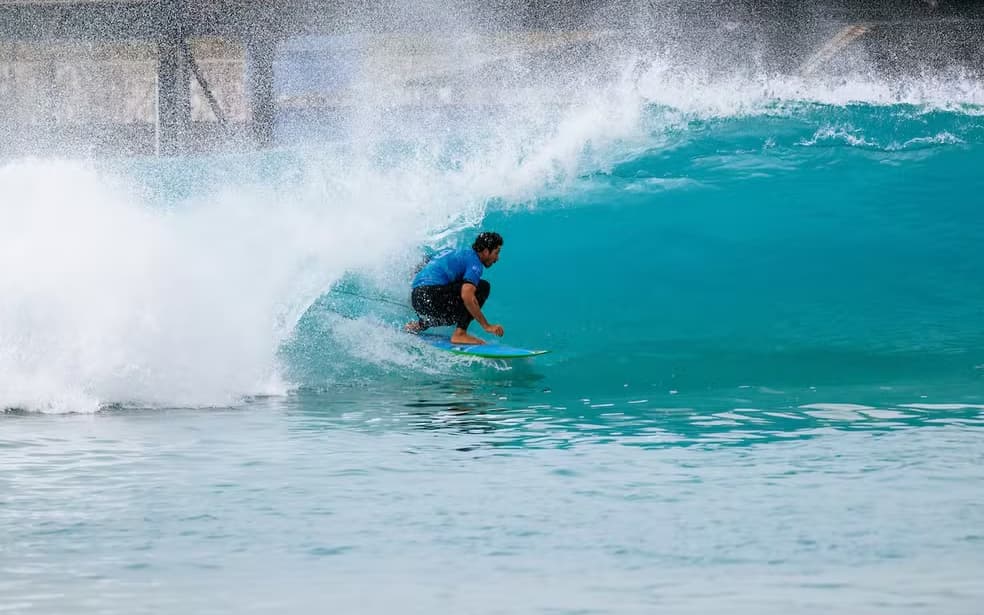 Yago Dora e Filipe Toledo avançam às quartas em J-Bay na WSL