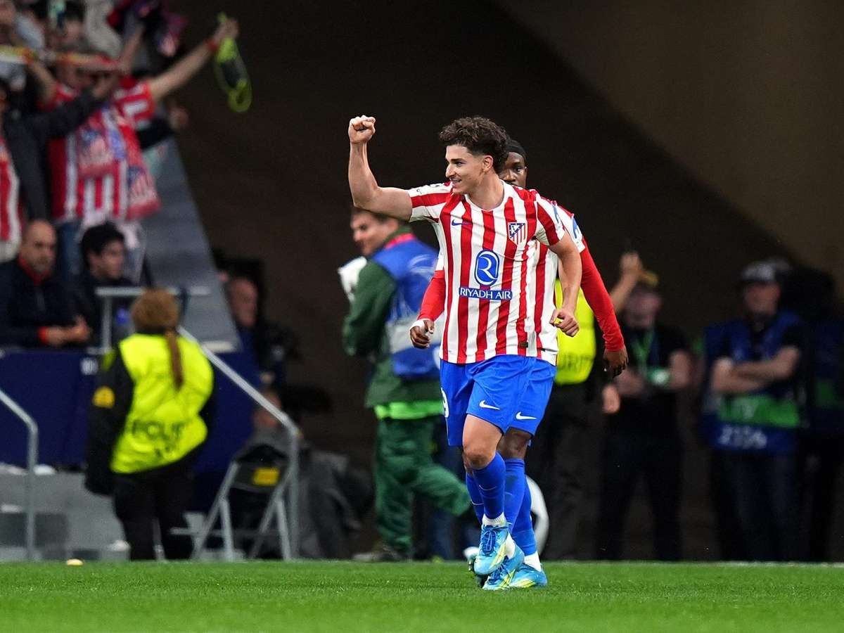Julián Álvarez vaiado no Metropolitano e isolado pelo Atlético