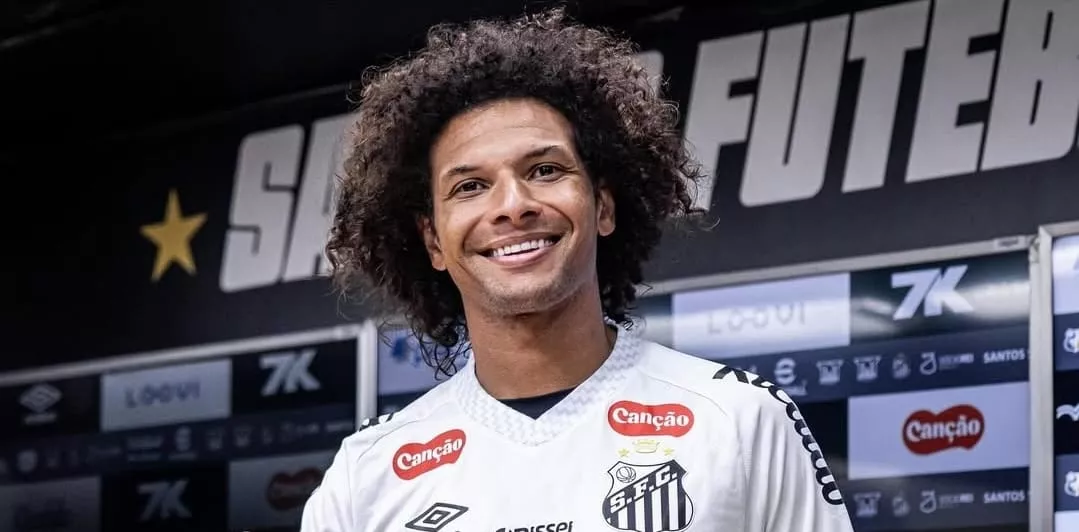 Arão se emociona no Santos: ‘Vestir a camisa do Pelé’
