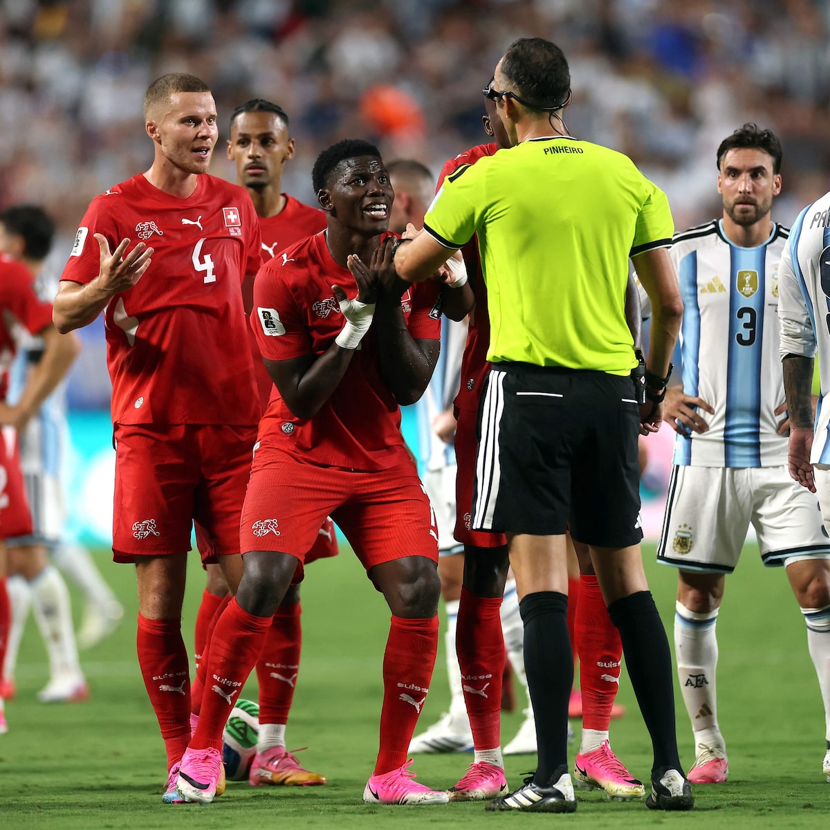 Embolo expulso por simulação: VAR vira jogo Suíça x Argentina