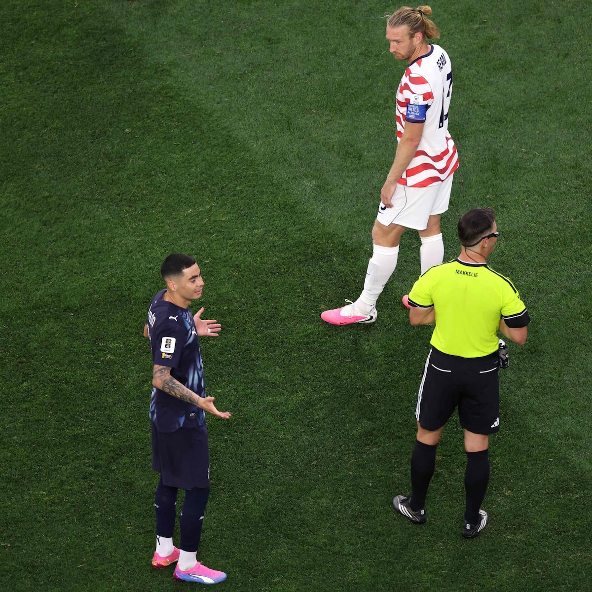 Entenda novo protocolo que fez árbitro mudar cartão amarelo em EUA x Paraguai na Copa do Mundo