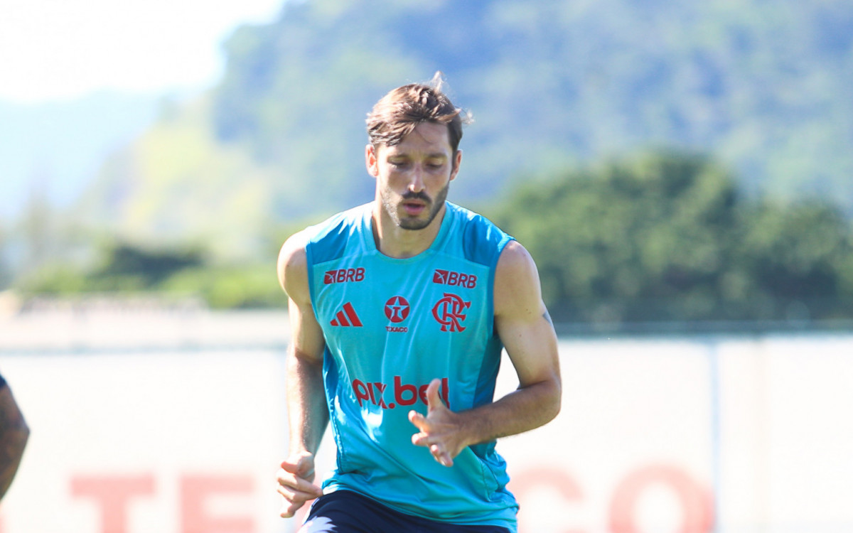 Viña celebra chance no Uruguai diante do pouco espaço no Flamengo: 'Difícil'