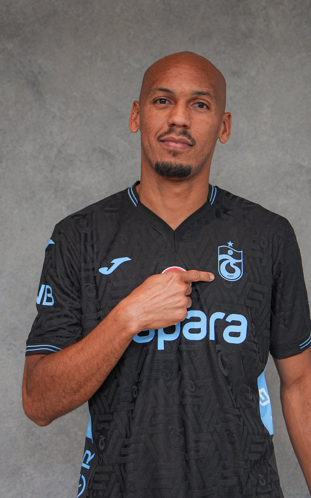 Fabinho reforça o Trabzonspor e reedita parceria com Salah