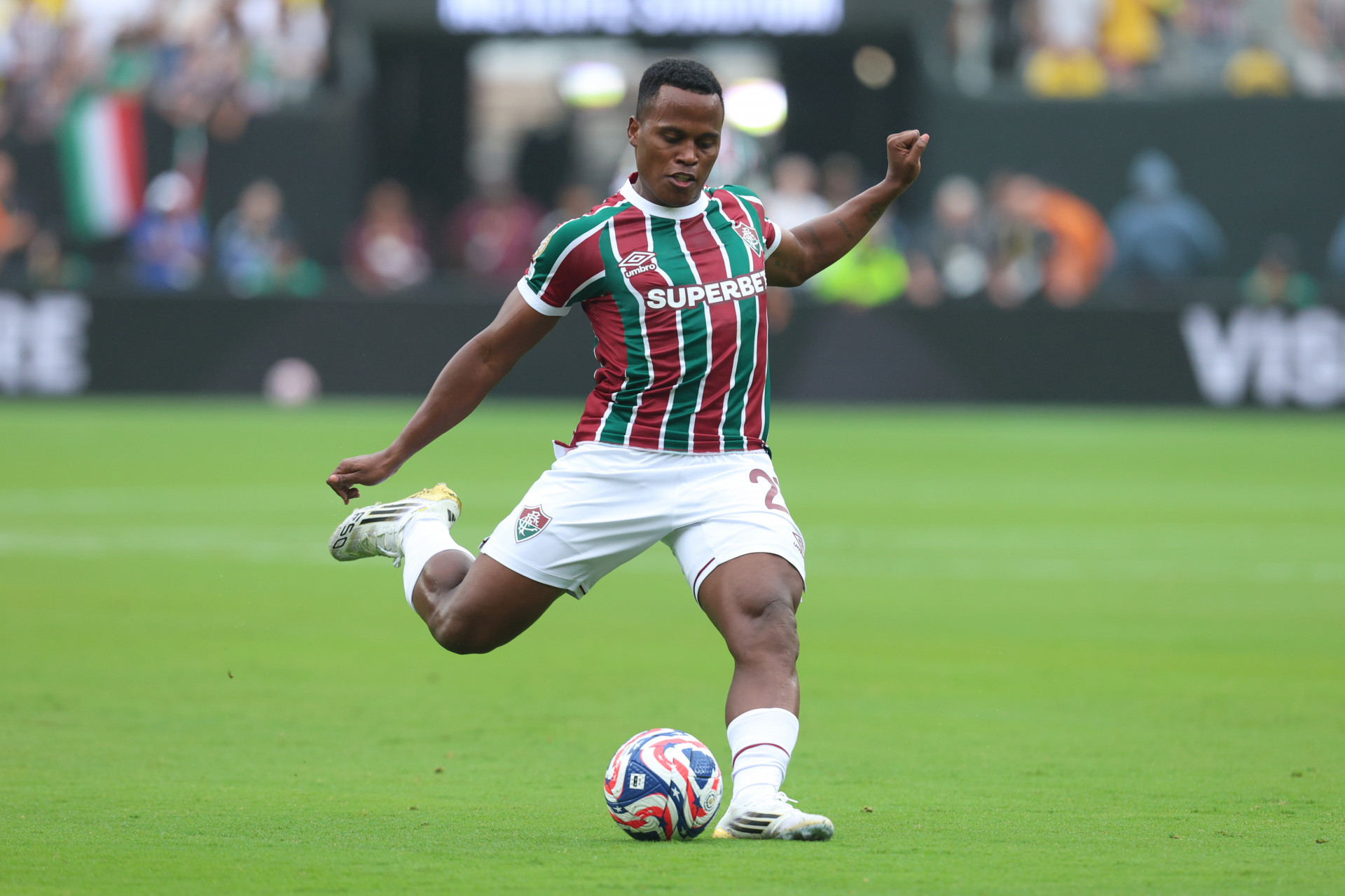 Com negociação arrastada, Arias deve ficar à disposição em Fluminense x Cruzeiro