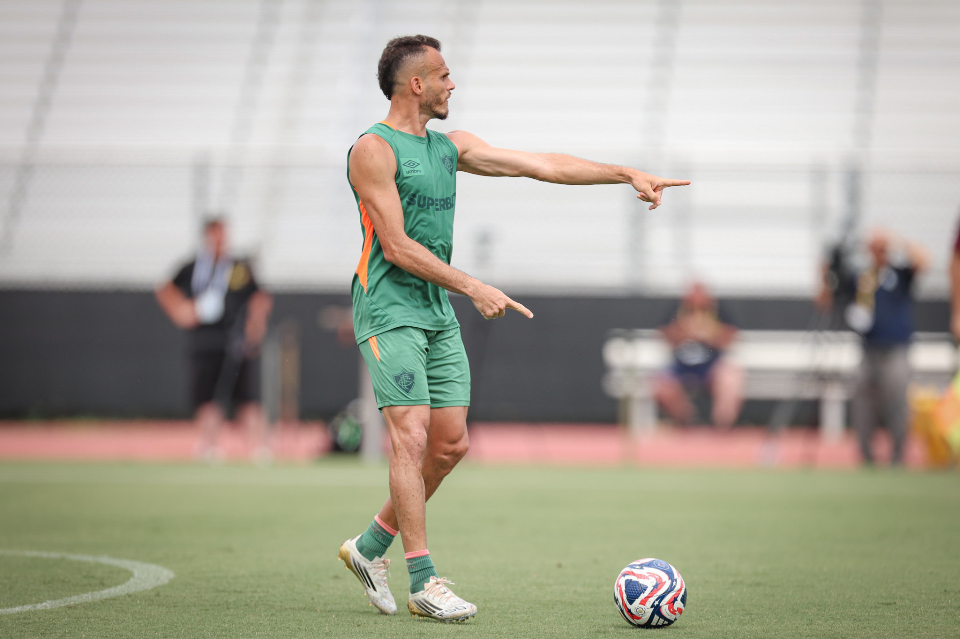 Renê comenta favoritismo de adversários do Fluminense: 'Está dando certo assim'