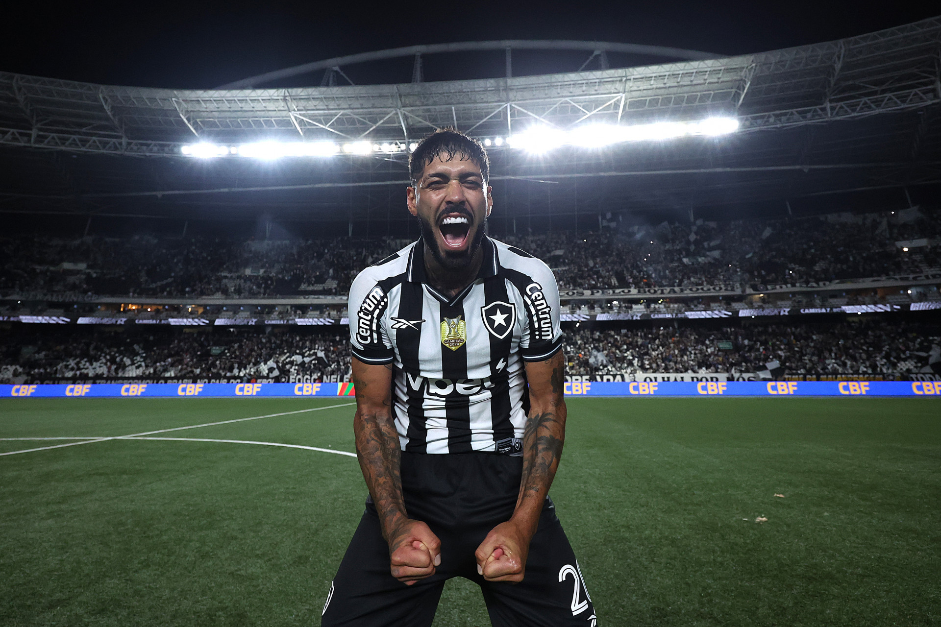 'Lembrei de quando era atacante', celebra Barboza após marcar pelo Botafogo