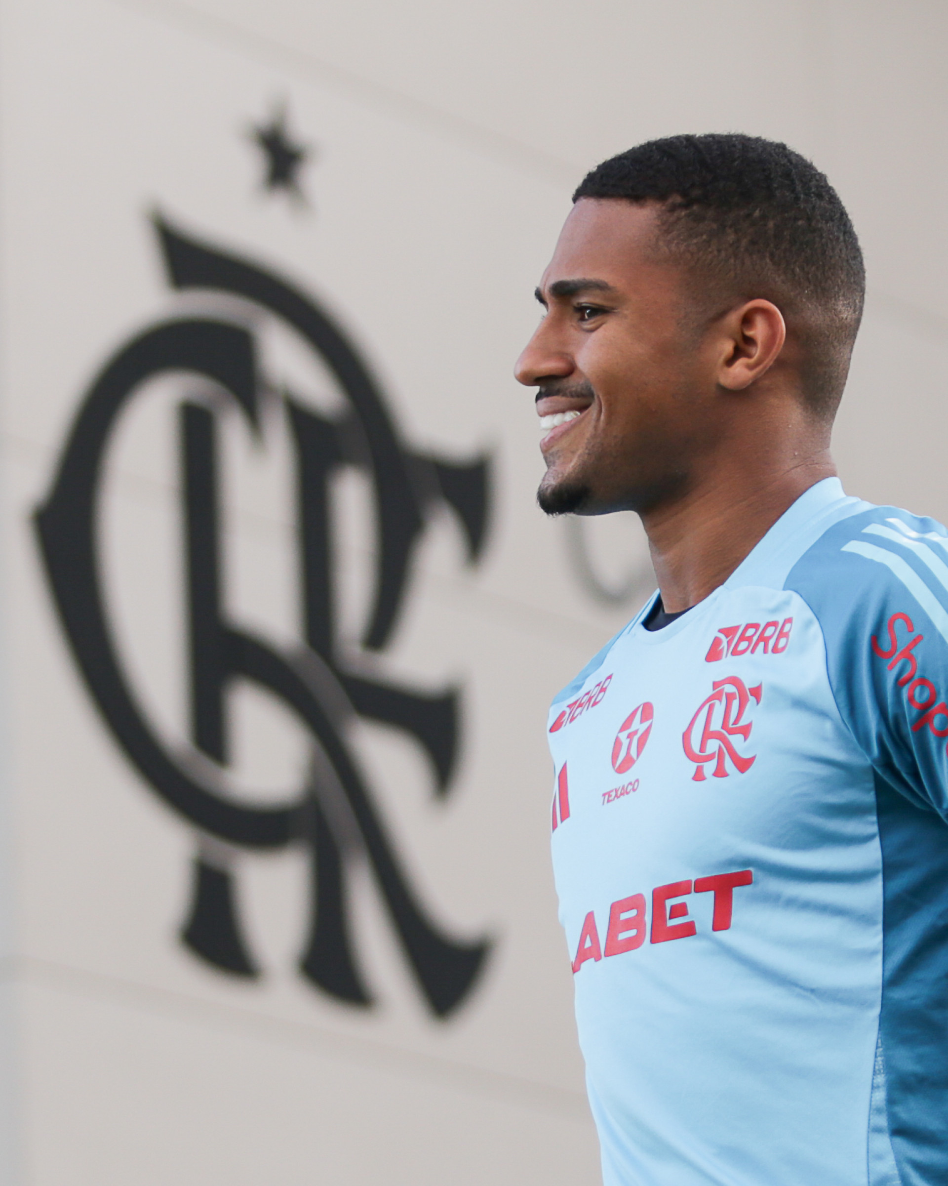 Estreia de Samuel Lino impressiona no Flamengo