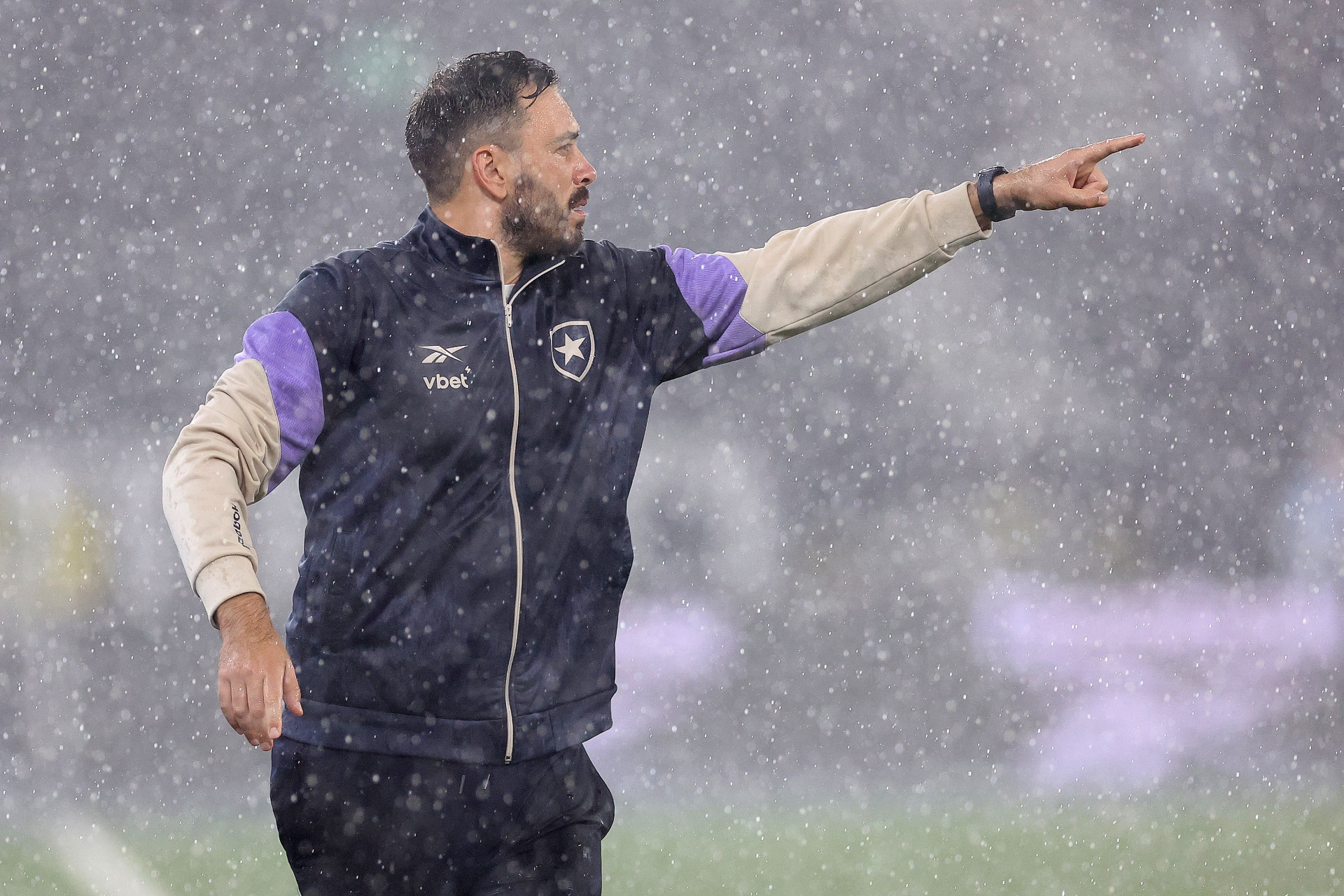 Davide valoriza vitória do Botafogo e elogia Kadir: 'Dia que não vai esquecer'