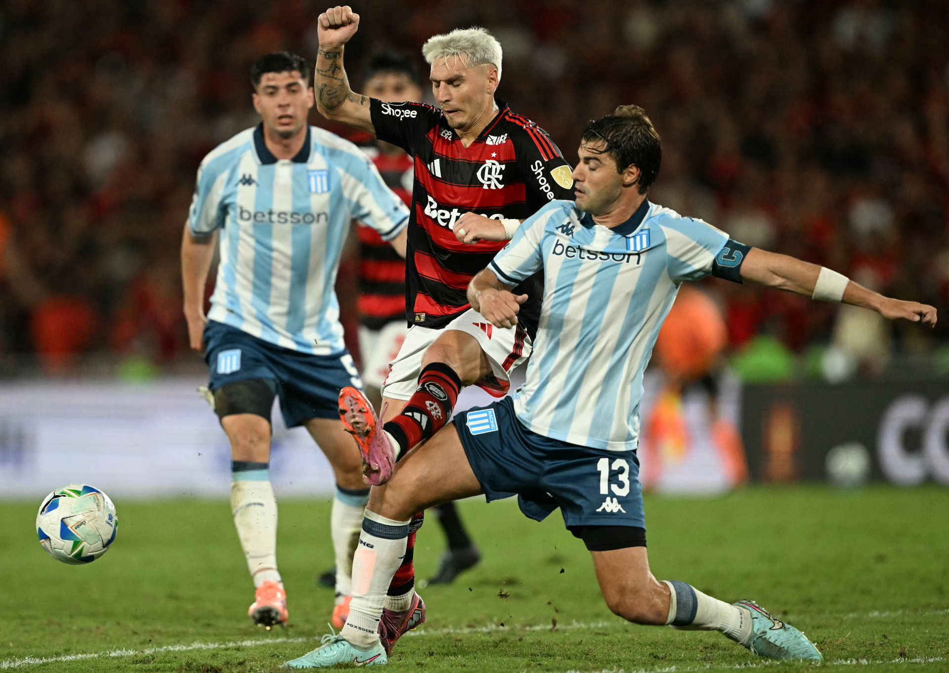 Zagueiro passa por cirurgia e desfalcará o Racing contra o Flamengo