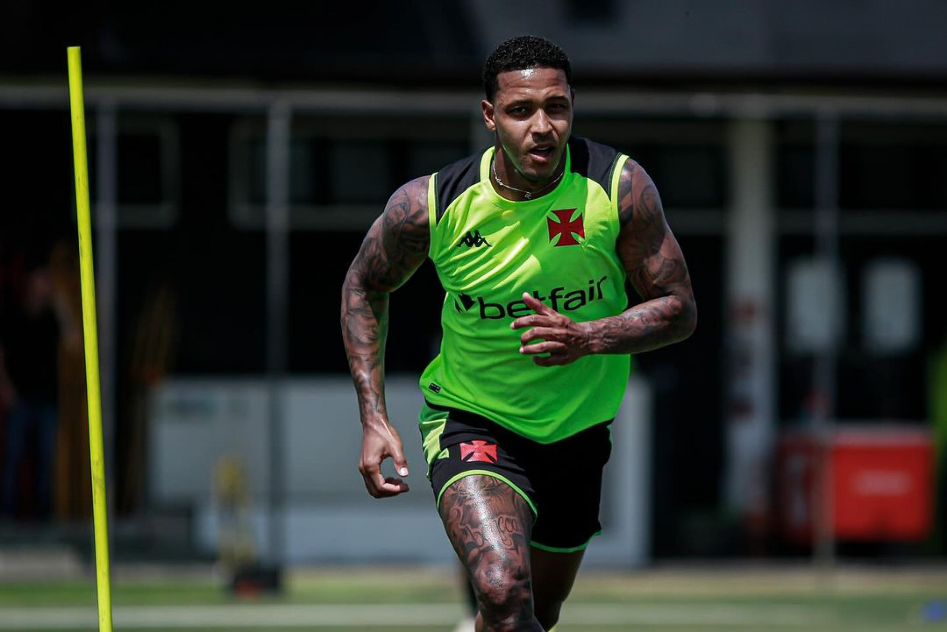 David volta ao time titular do Vasco após grave lesão e ganha elogios
