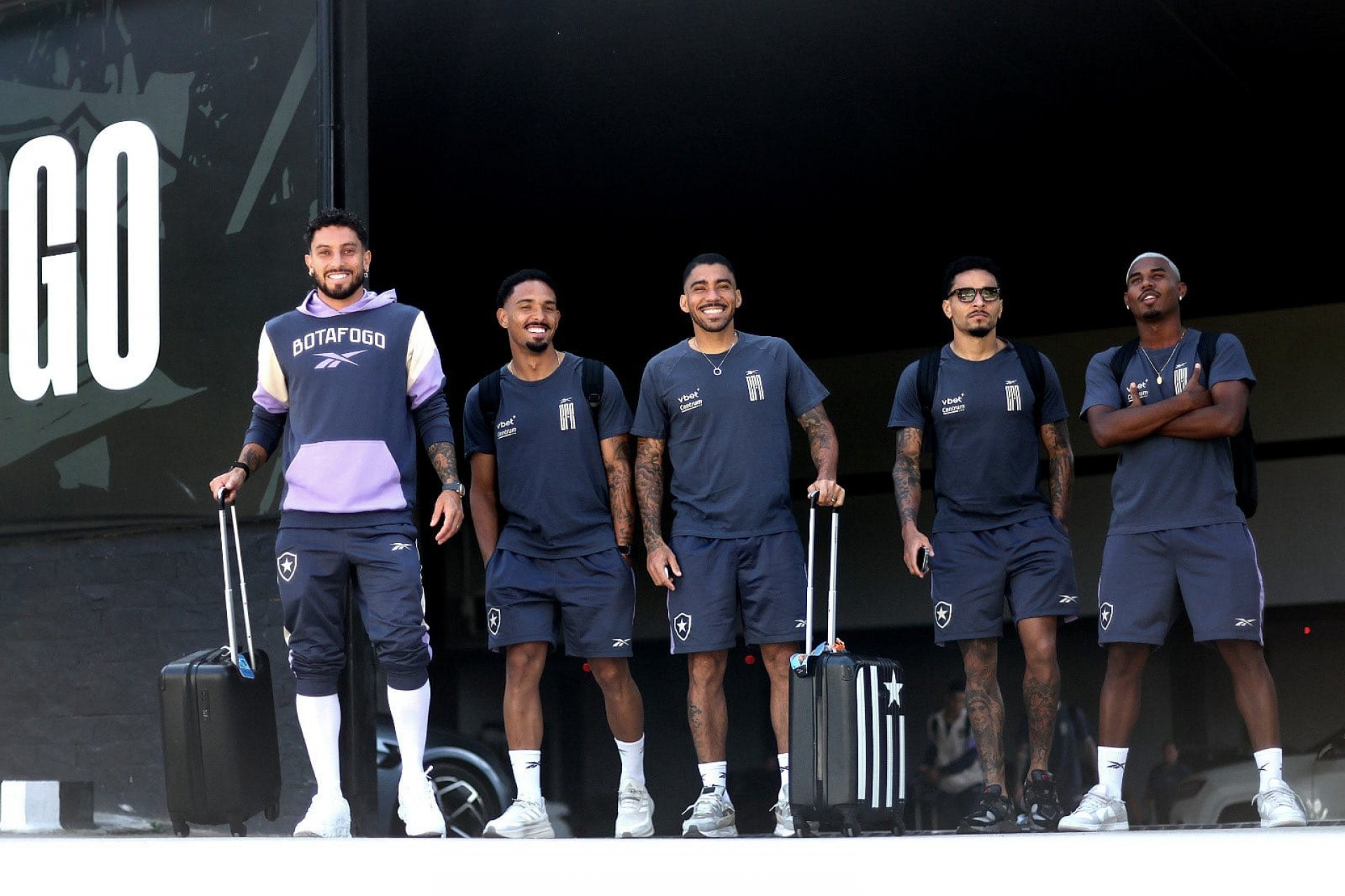 Com Gregore, Botafogo embarca para Brasília para clássico com o Vasco